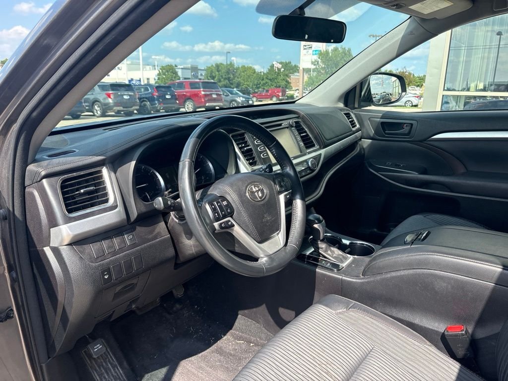 Used 2016 Gray Toyota LE V6 image 10