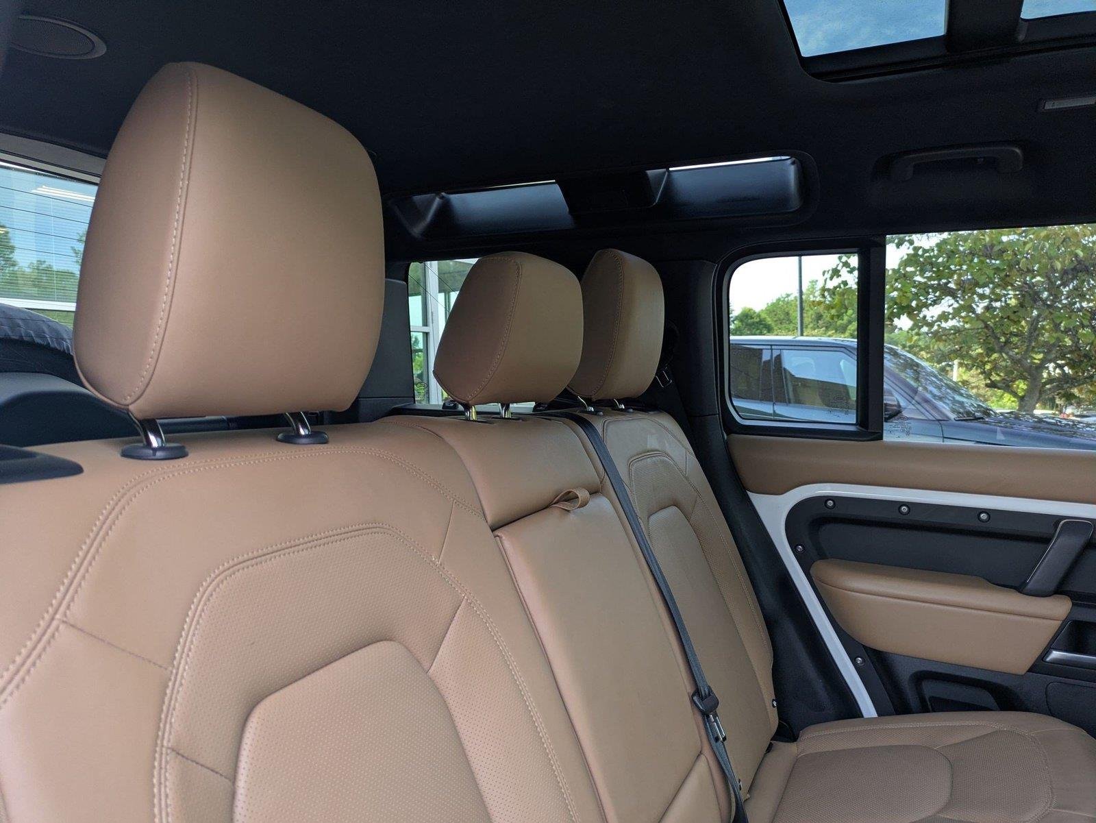 Used 2025 Fuji White Land Rover X-Dynamic SE image 31