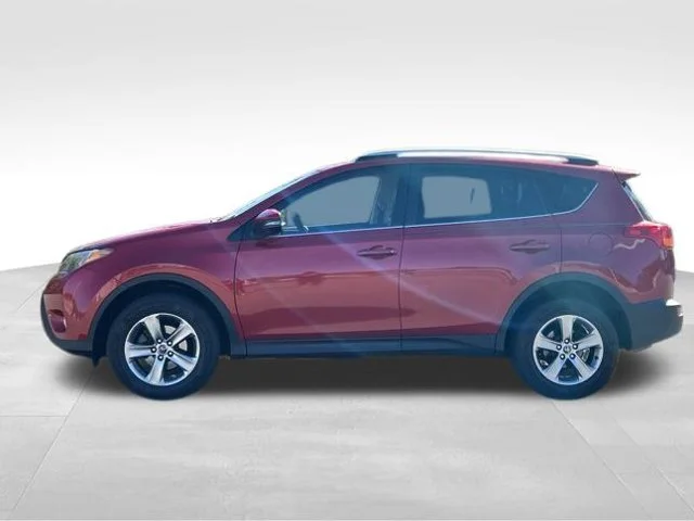 Used 2015 Red Toyota XLE image 2
