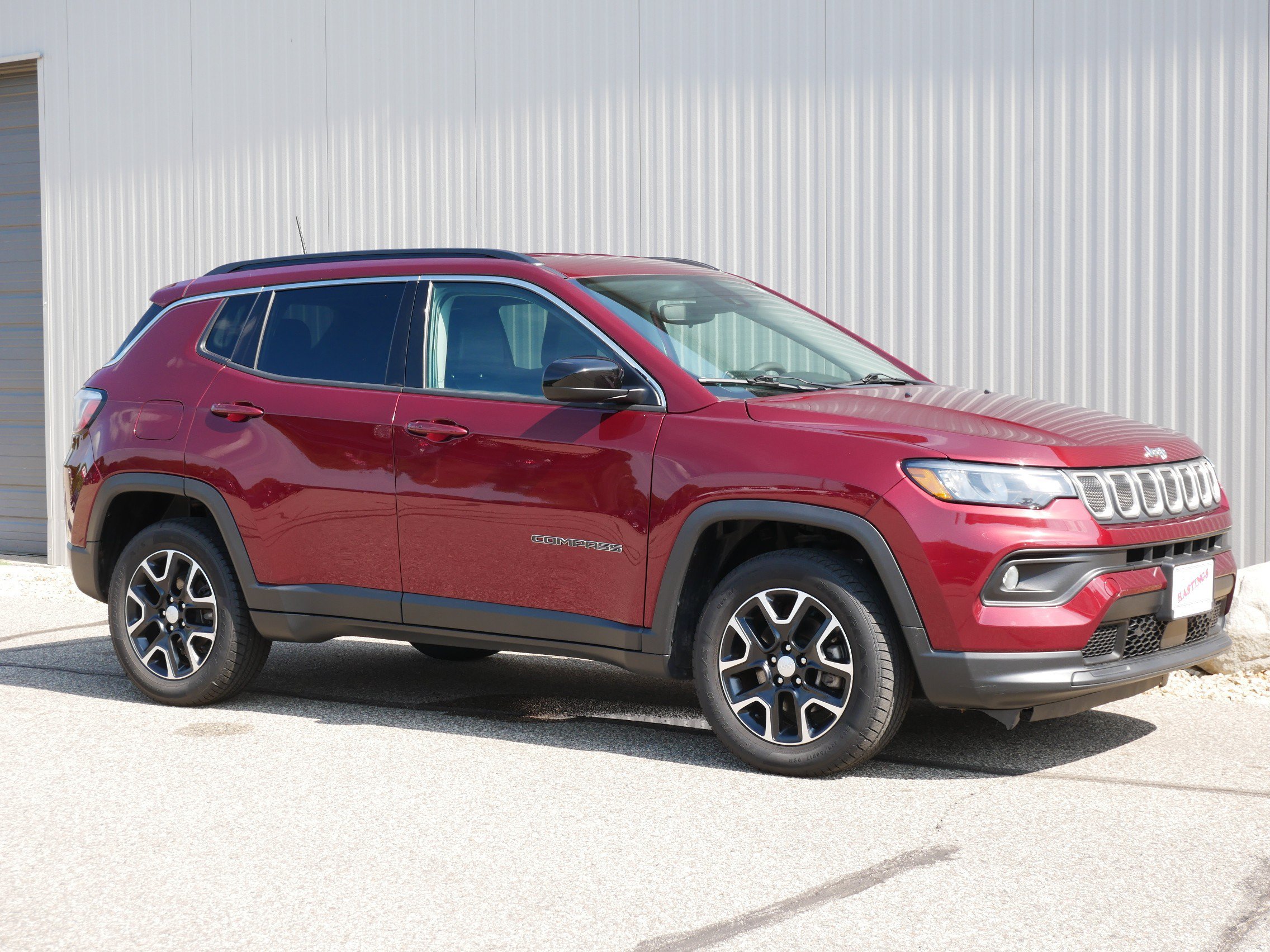 Used 2022 Velvet Red Pearlcoat Jeep Latitude image 7