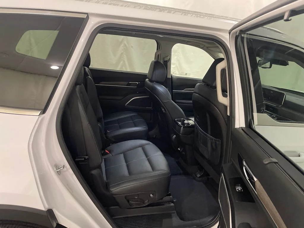 Used 2022 Glacial White Pearl Kia EX image 28