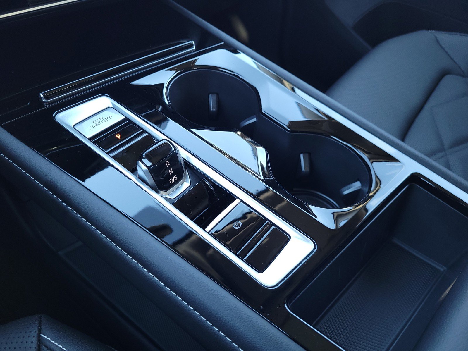 New 2025 Black Volkswagen 2.0T SE w/Technology image 12