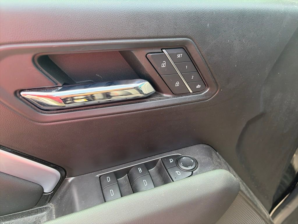 Used 2023 Black Chevrolet Z71 image 18