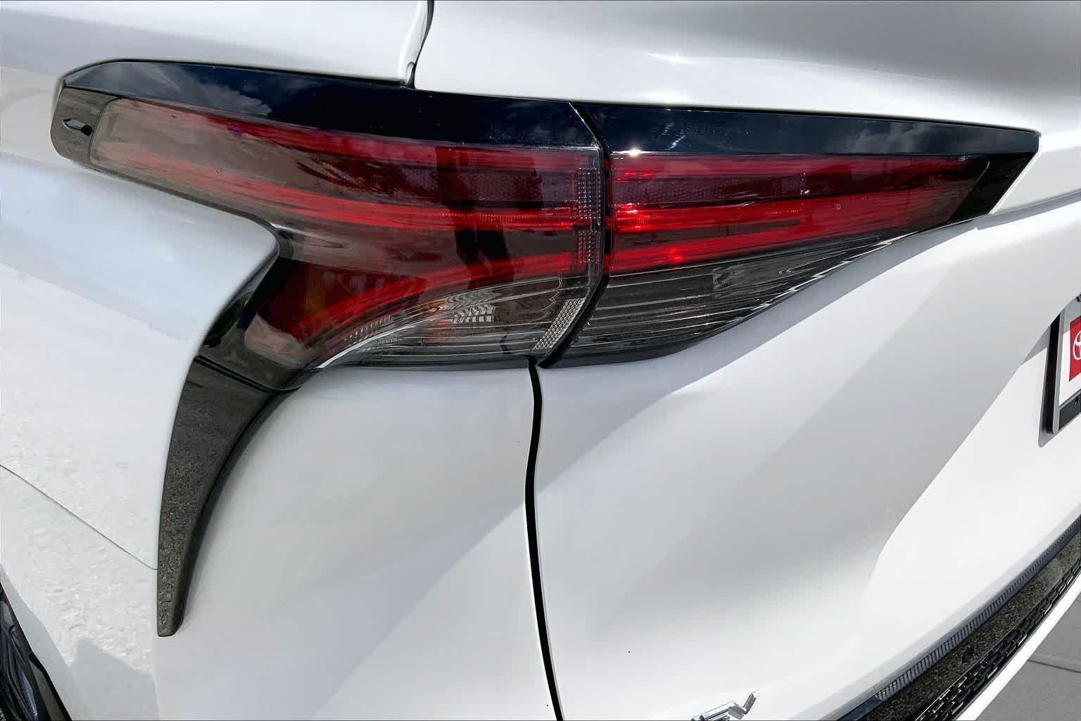 Used 2025 Ice Cap Toyota XSE image 28
