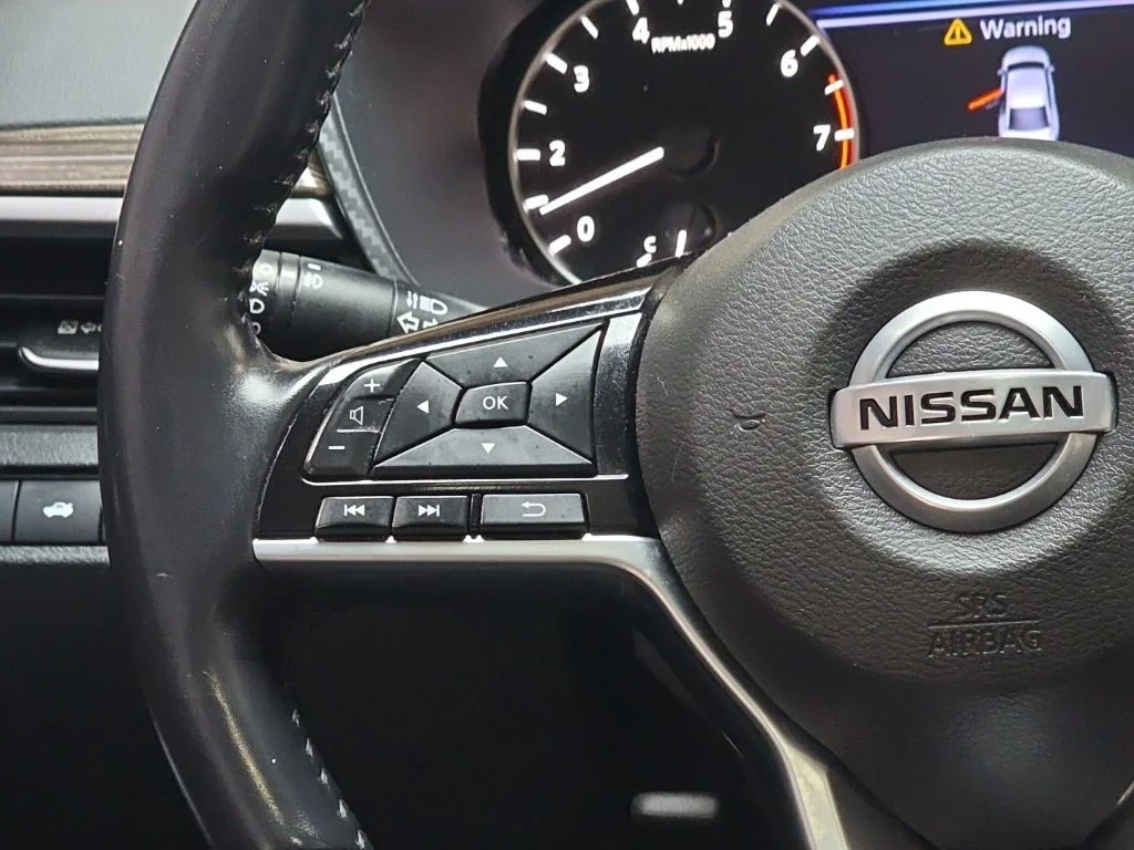 Used 2021 White Nissan 2.5 Platinum image 14