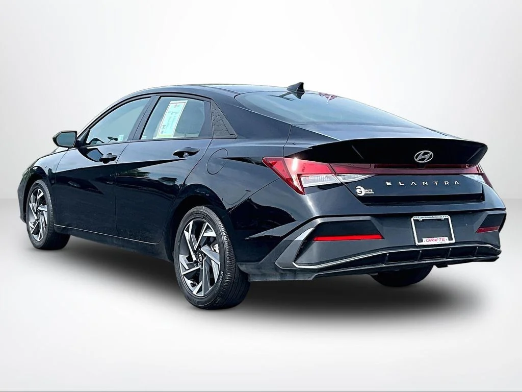 Used 2025 Black Hyundai SEL Sport image 11