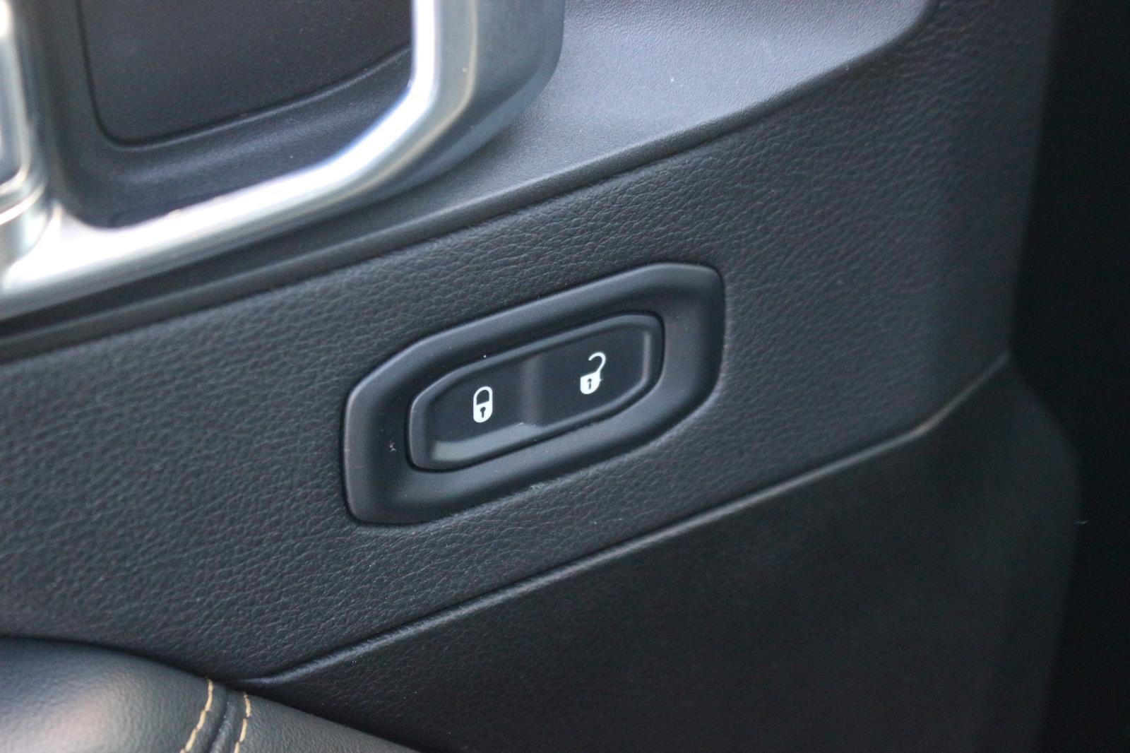 Used 2024  Jeep Sahara image 13