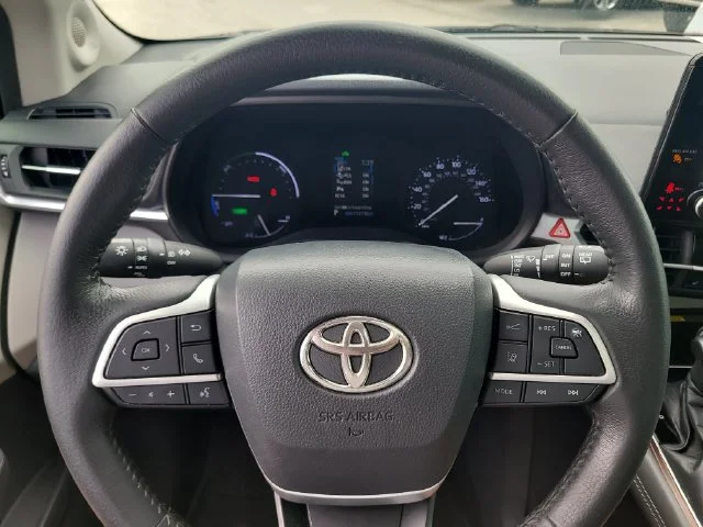 Certified Used 2021  Toyota XLE image 32