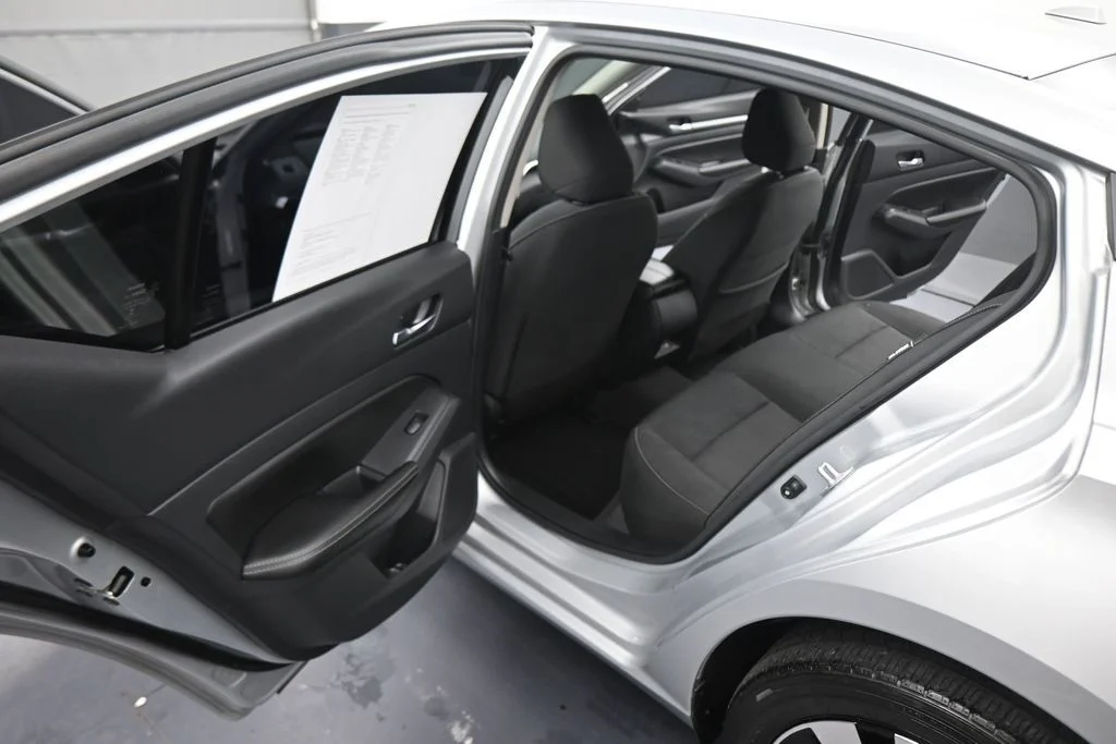 Used 2022 Silver Nissan 2.5 SV image 39