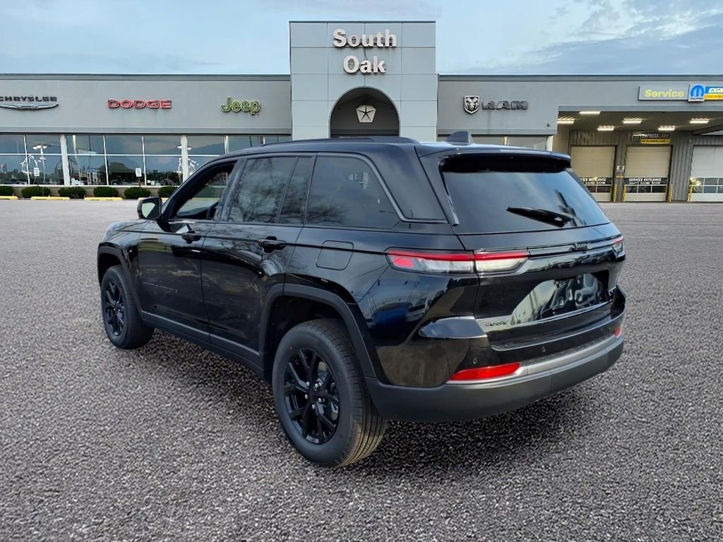 New 2026 Diamond Black Crystal Pearl-Coat Exterior Paint Jeep Altitude image 4