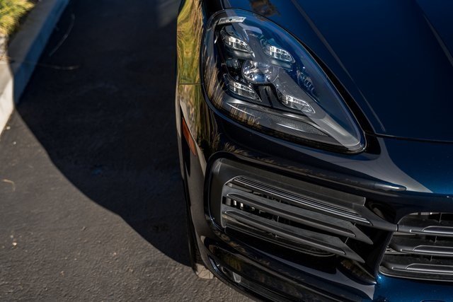 2023 Porsche Cayenne Platinum Edition photo 3