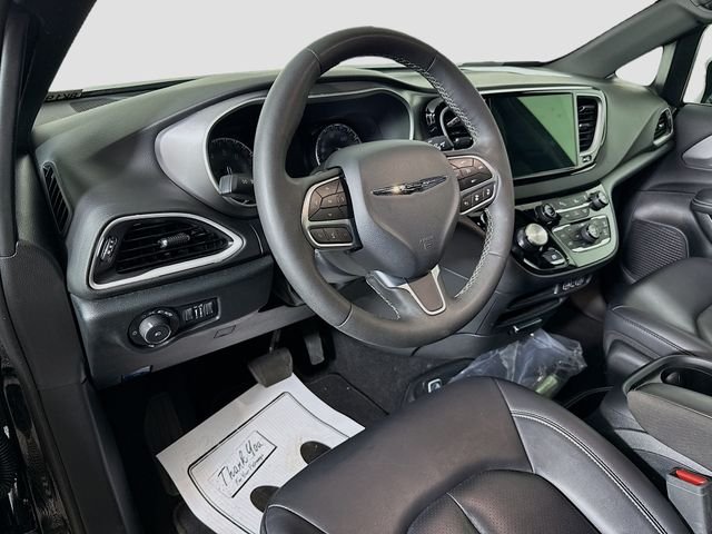 Used 2025 Black Chrysler Select image 9