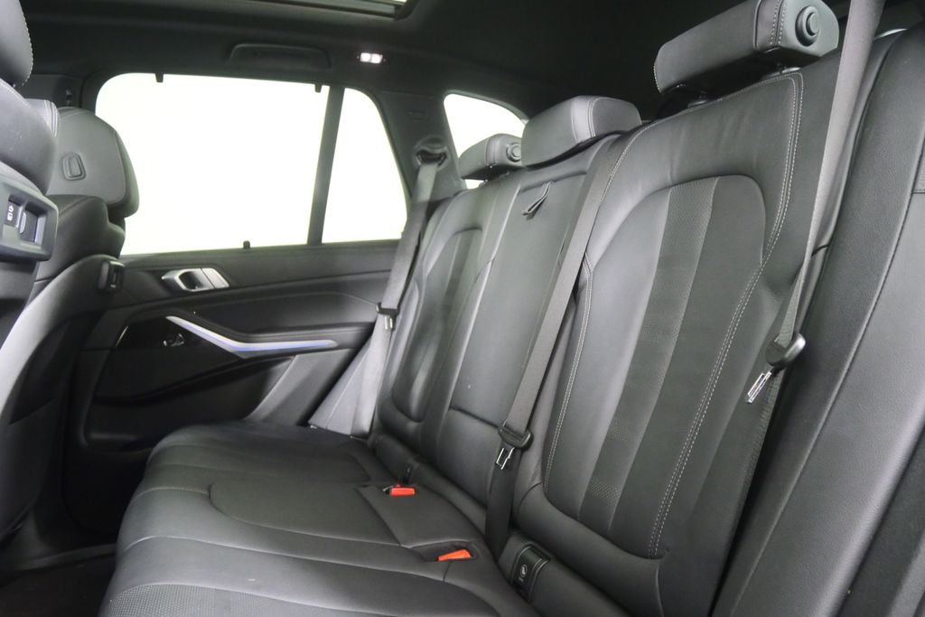 Used 2021 Black Sapphire Metallic BMW xDrive40i image 15