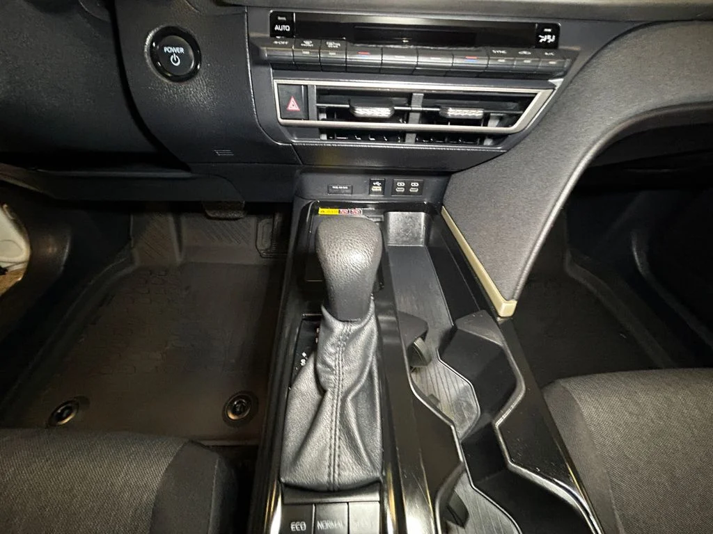 Used 2025 Ice Toyota LE image 11