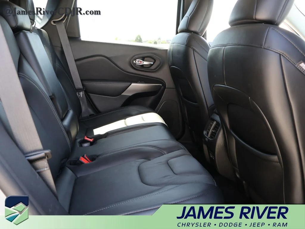 Used 2021 Silver Jeep Latitude Lux image 12