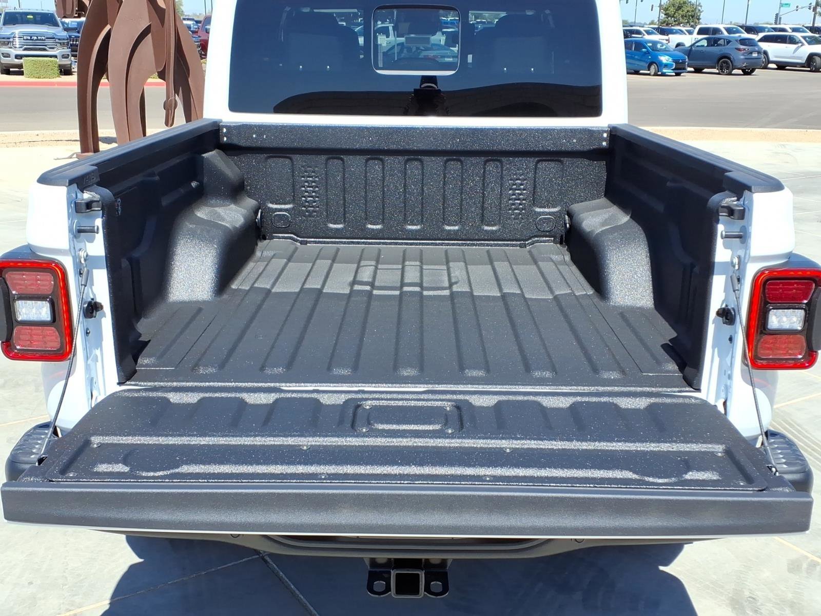 New 2026 Bright White Clear-Coat Exterior Paint Jeep Mojave X image 5