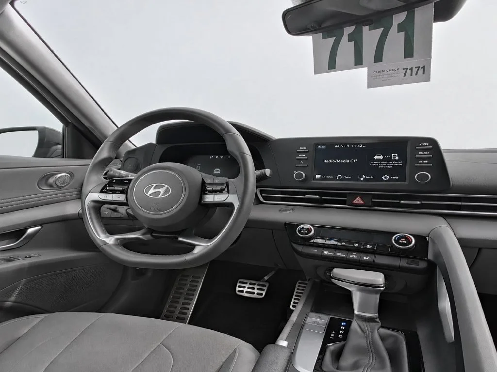 Used 2025 Gray Hyundai SEL Sport image 21