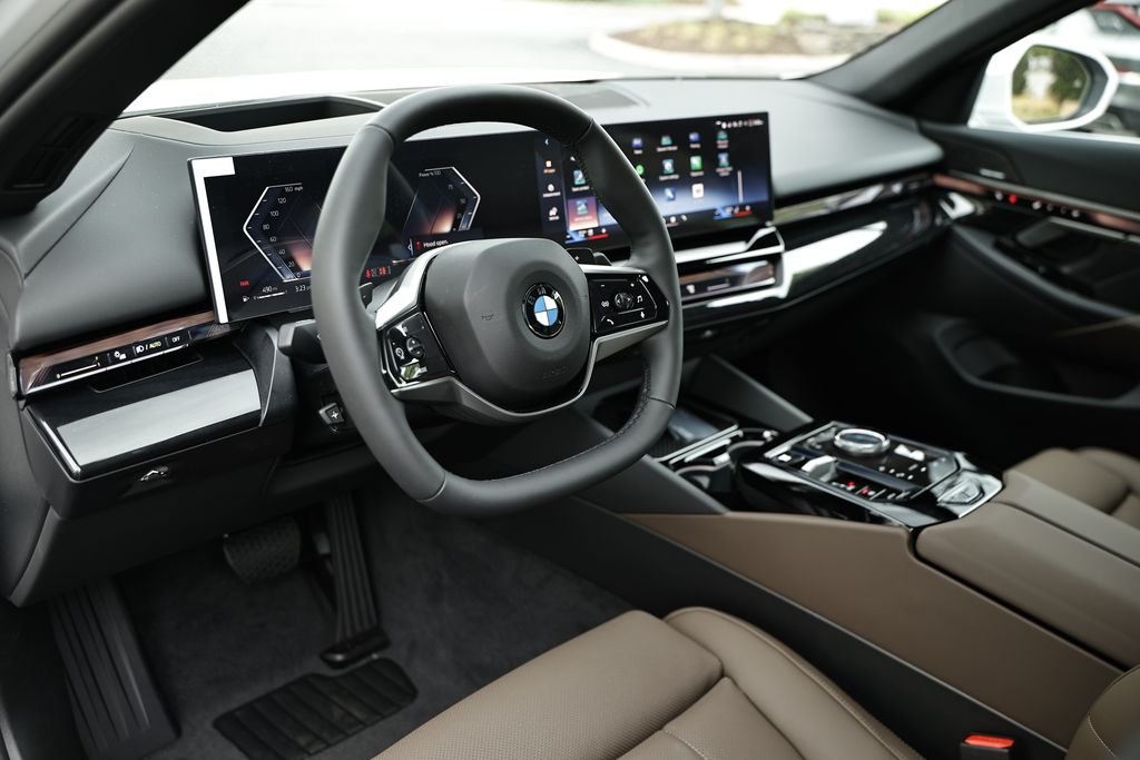 New 2027 Mineral White Metallic BMW 530i xDrive image 19