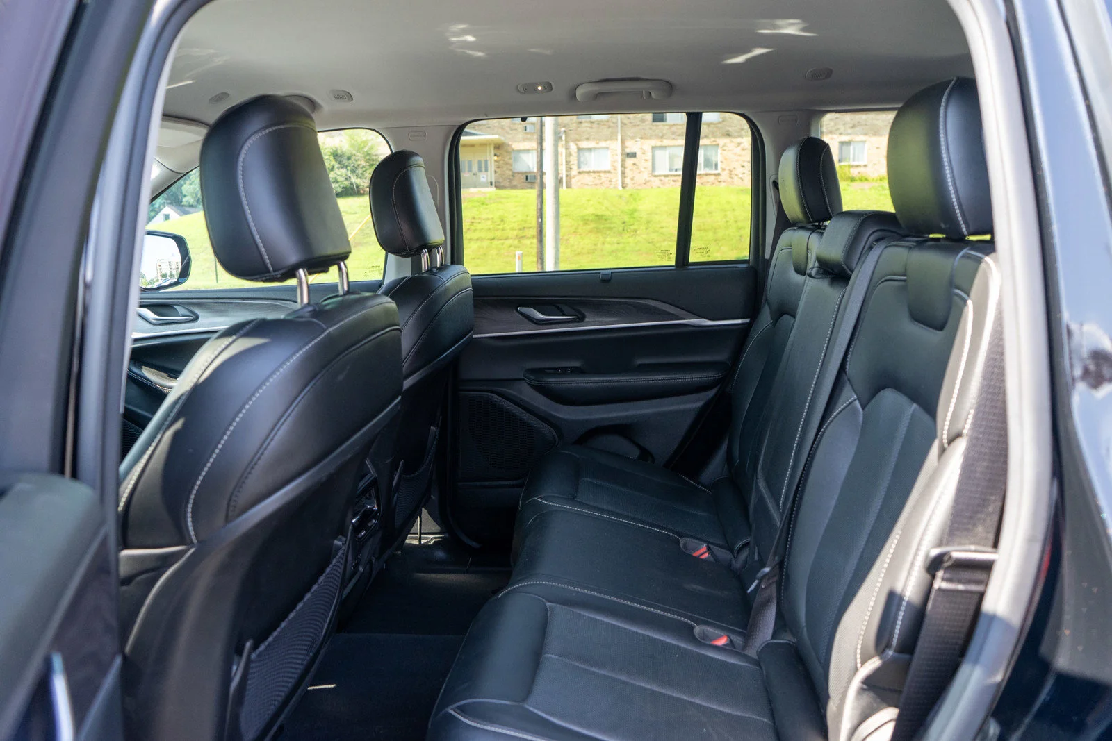 Used 2023 Diamond Black Crystal Pearlcoat Jeep Limited image 30