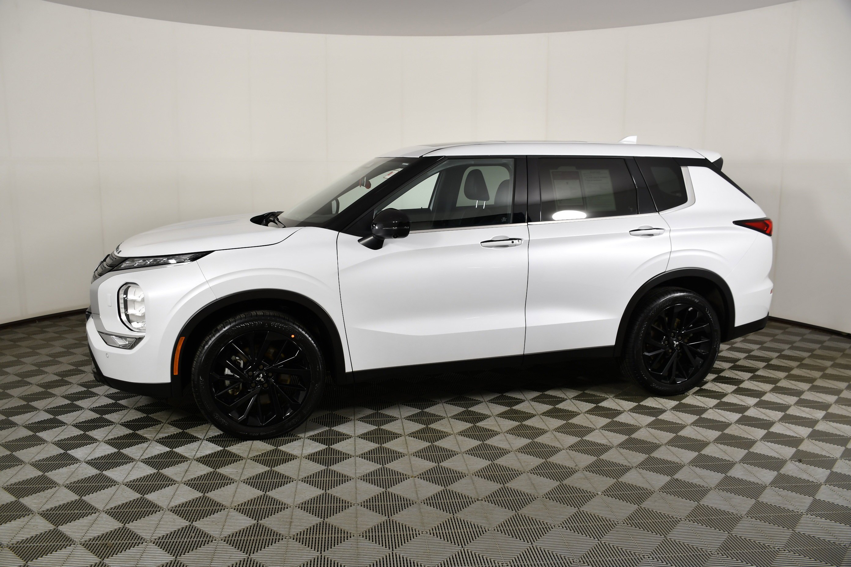 Certified Used 2024 White Diamond Mitsubishi SE Black Edition w/Pano Roof image 9