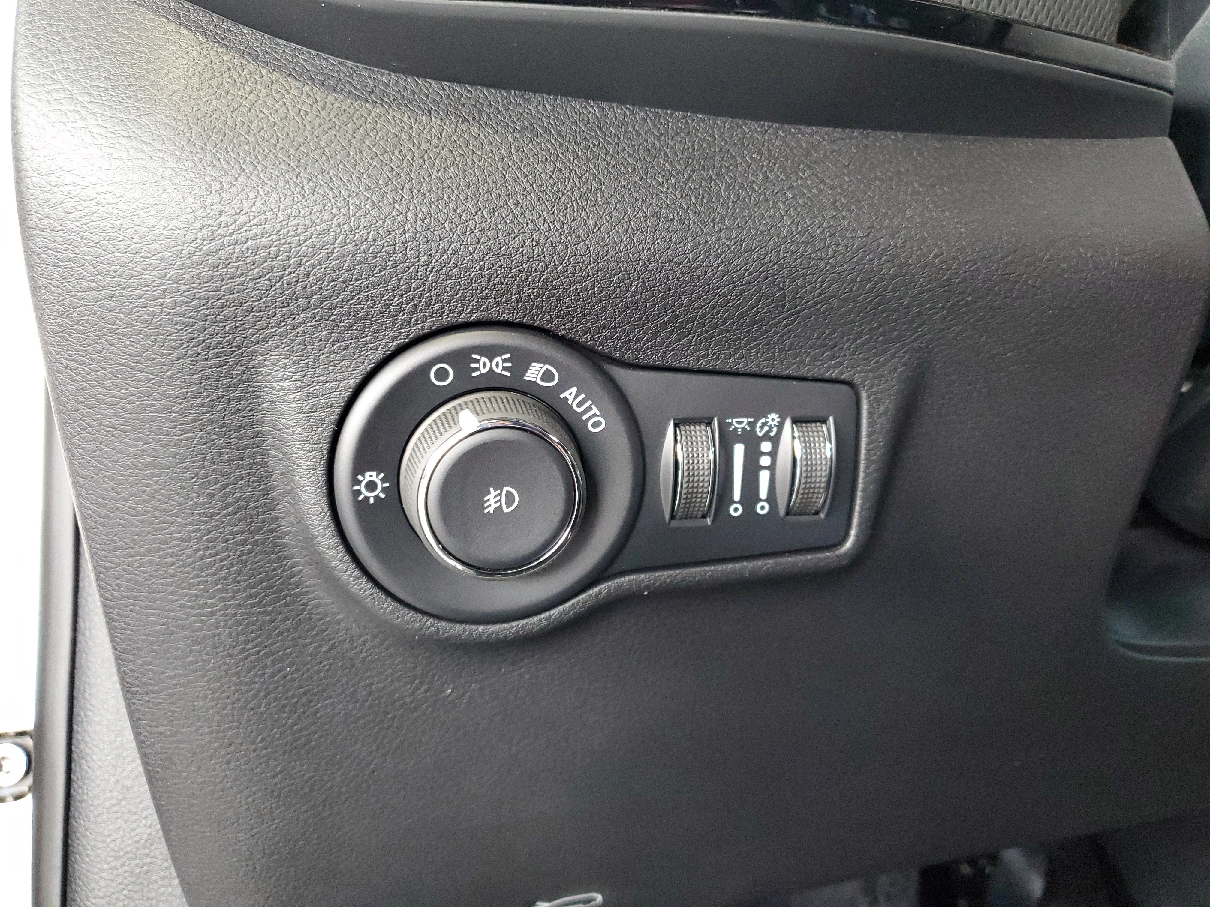 New 2026 Silver Zynith Metallic Clear-Coat Exterior Paint Jeep Latitude Altitude image 19
