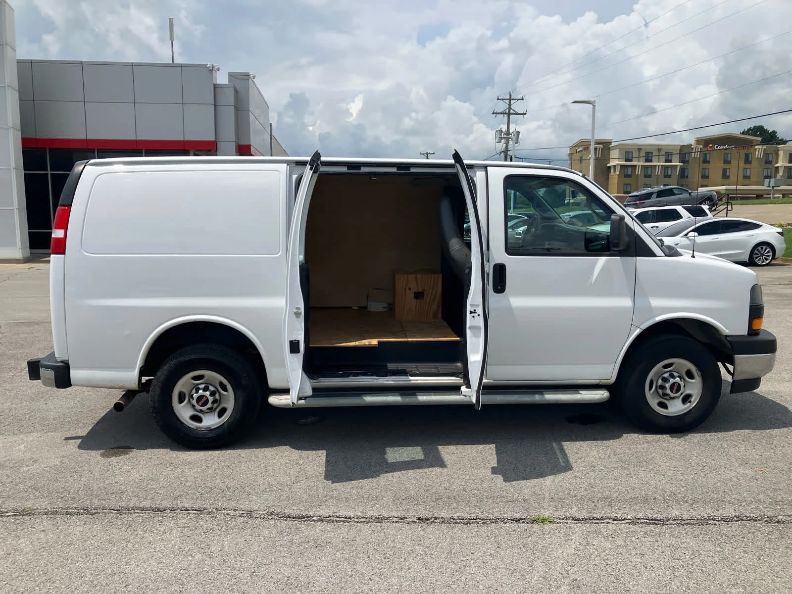 Used 2022 Summit White GMC  image 10