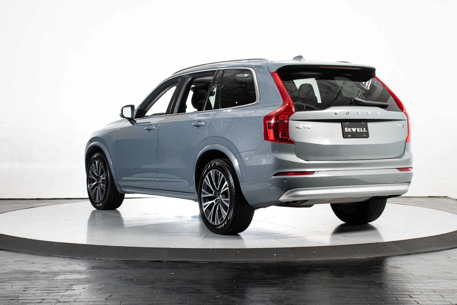 Used 2022 Thunder Grey Metallic Volvo Momentum image 4