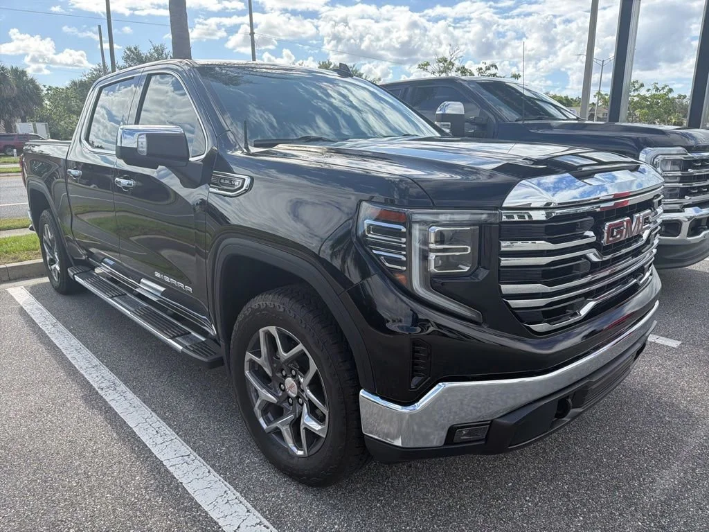 Used 2025 Onyx Black GMC SLT image 3