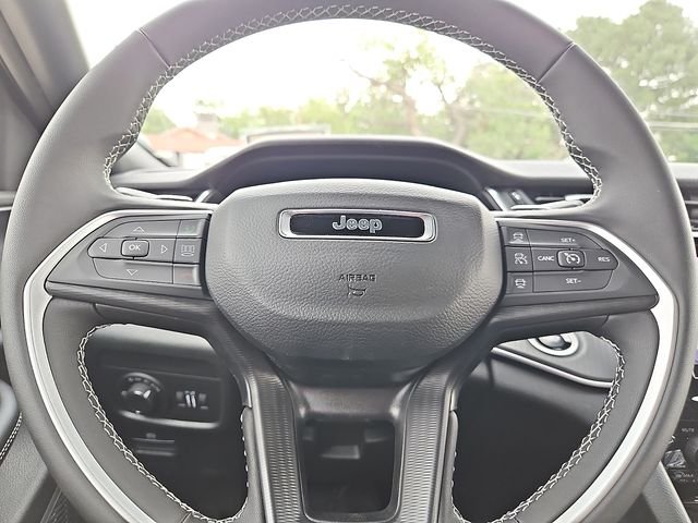 New 2026 Diamond Black Crystal Pearlcoat Jeep Laredo image 19