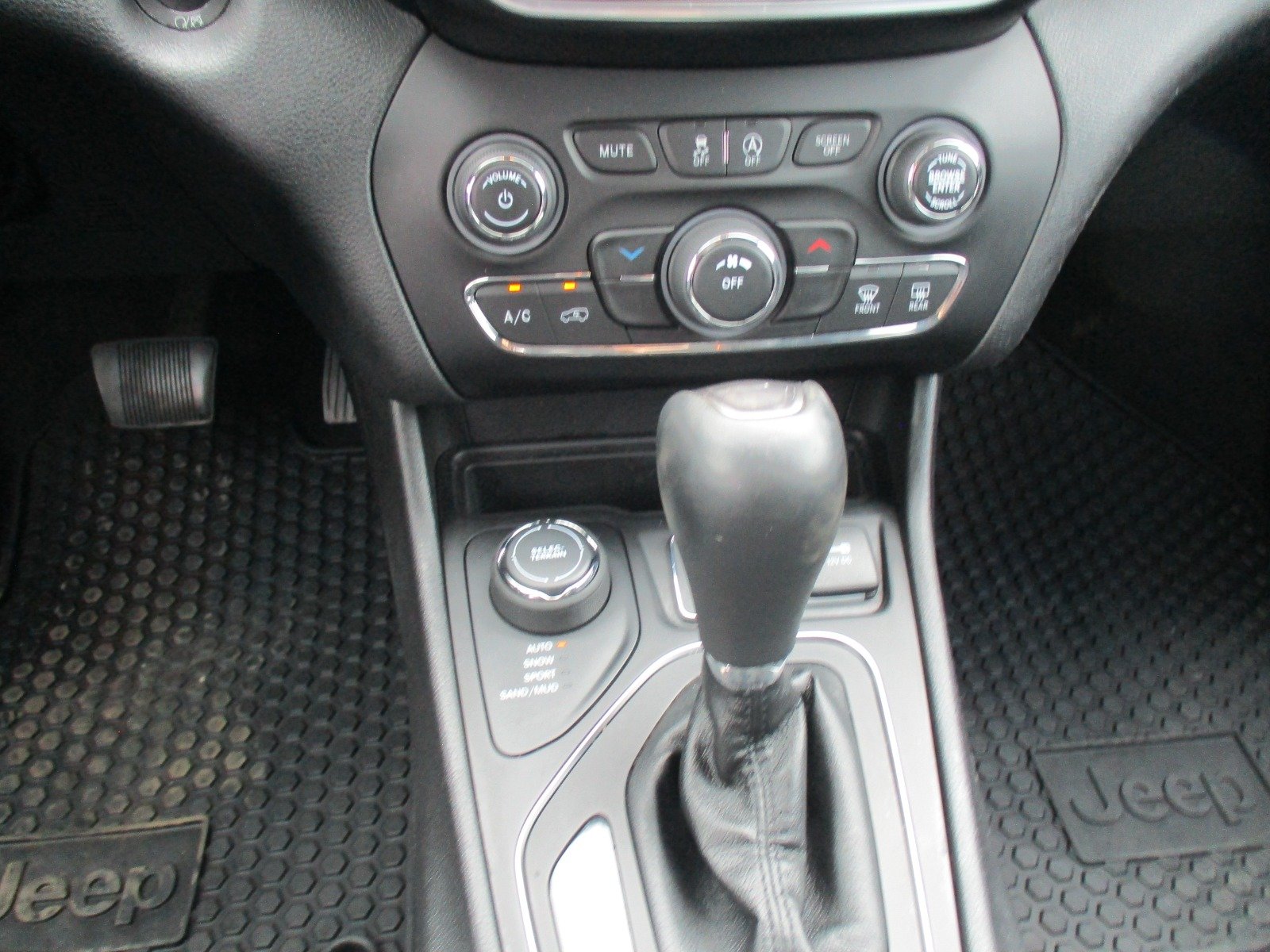 Used 2020 RED Jeep Latitude Plus image 19
