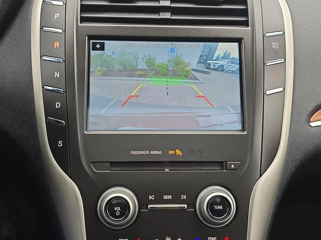 Used 2017 Red Lincoln Reserve image 23