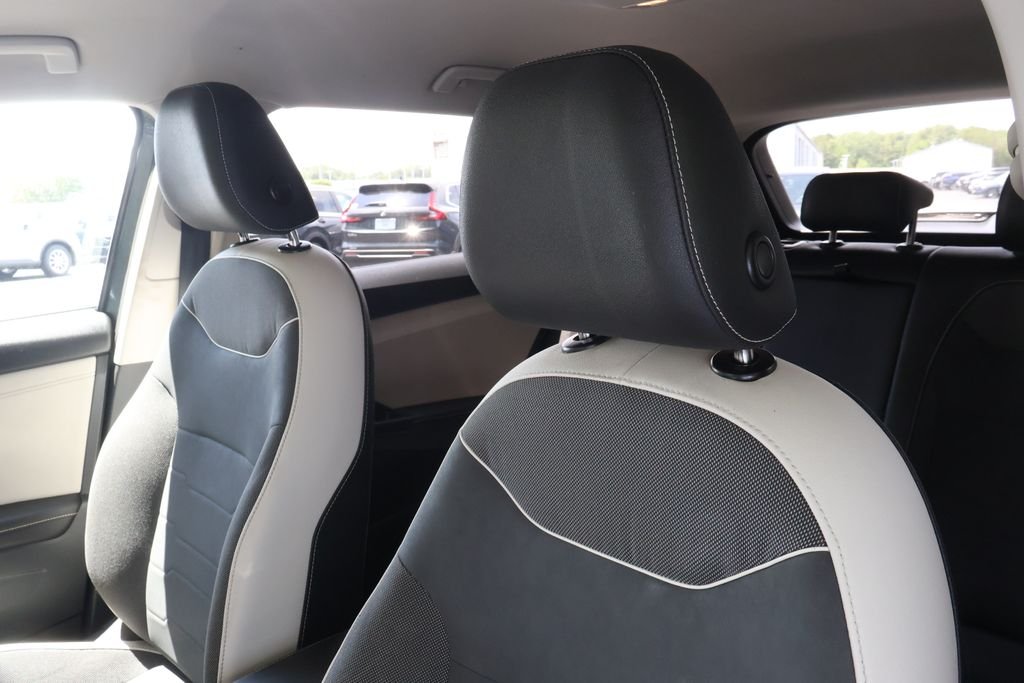 Used 2025 Gray Volkswagen 1.5T SE image 32