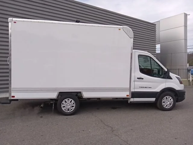 New 2026 Oxford White Ford Cutaway image 2