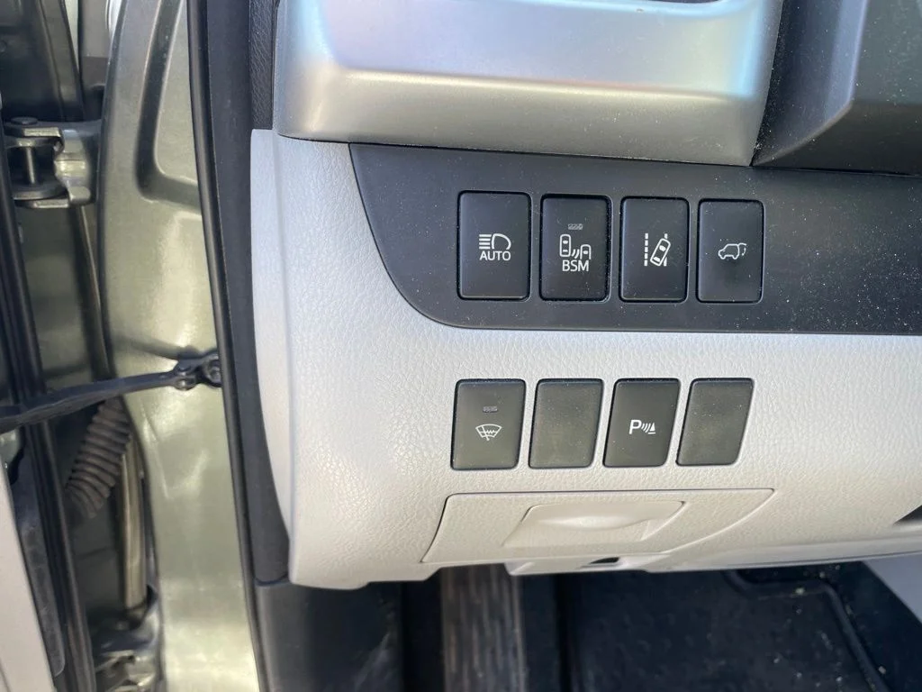 Used 2016 Jade Metallic Toyota Limited image 18