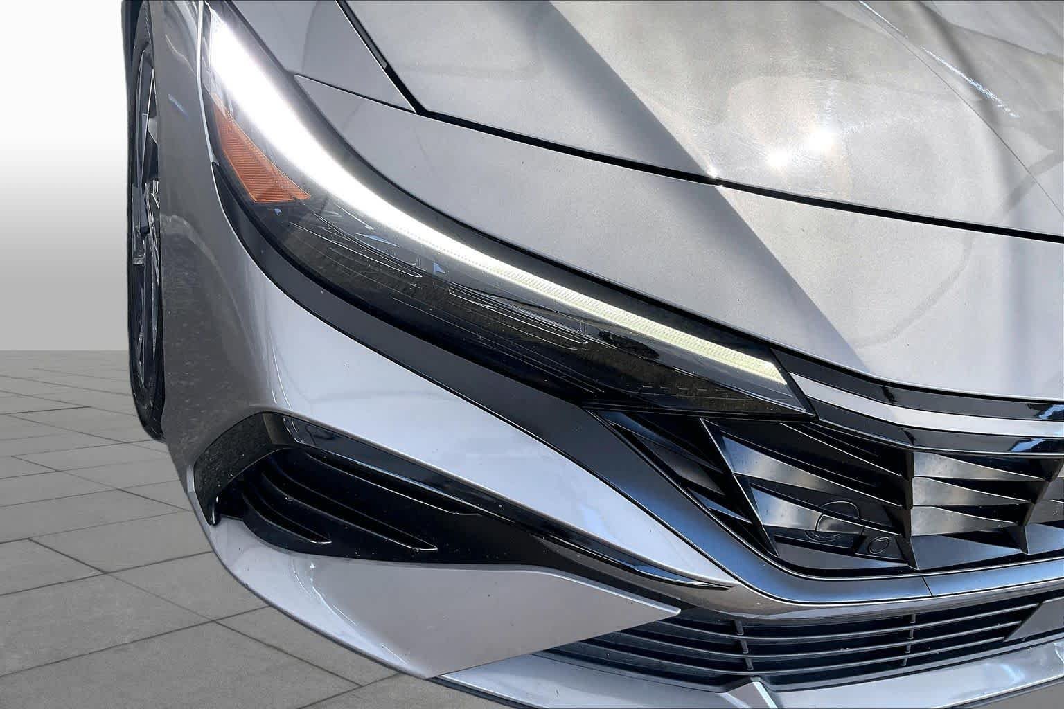 Used 2025 Fluid Metal Hyundai Limited image 27
