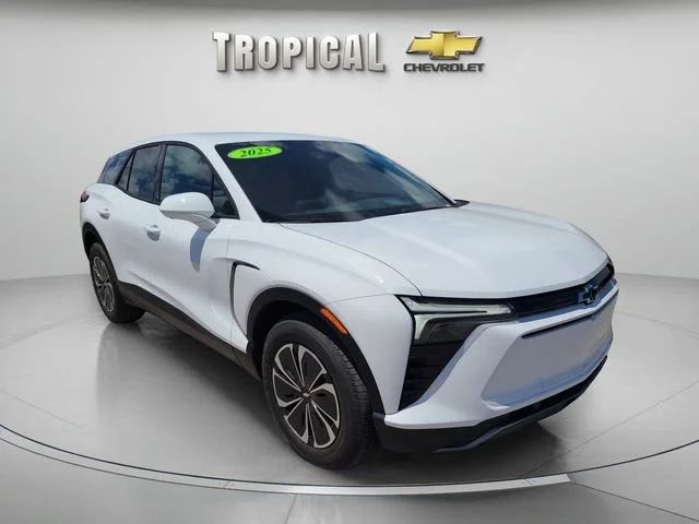 New 2025 Summit White Chevrolet LT image 7