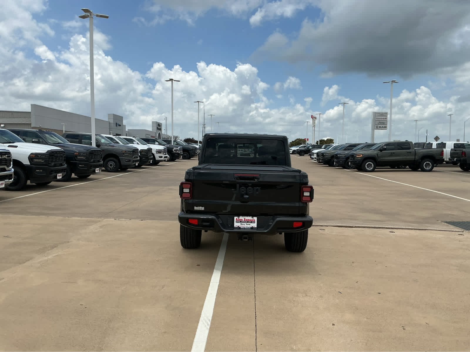 Used 2022 Black Clearcoat Jeep High Altitude image 7