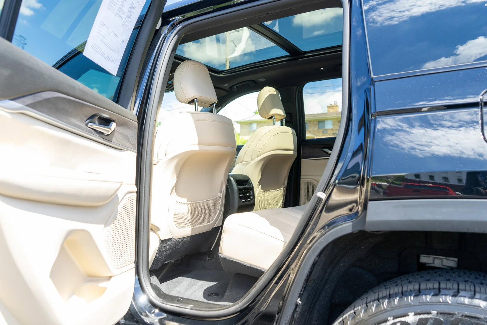 Used 2023 Diamond Black Crystal Pearlcoat Jeep Limited image 29