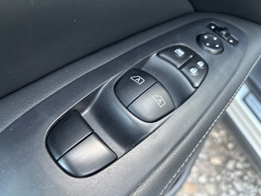 Used 2019 Silver Nissan SL image 12