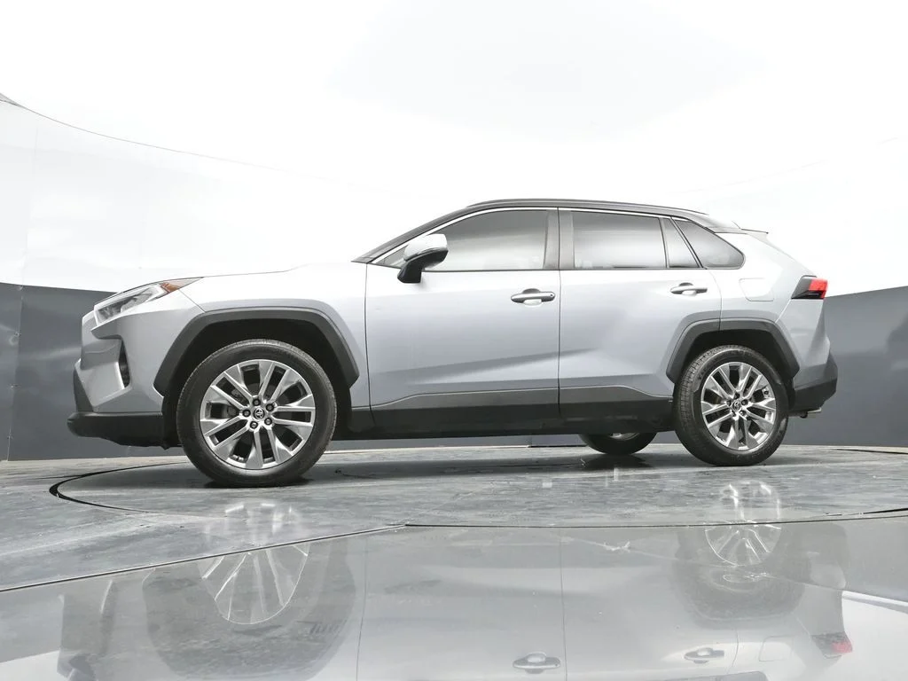 Used 2020 Silver Toyota XLE Premium image 49