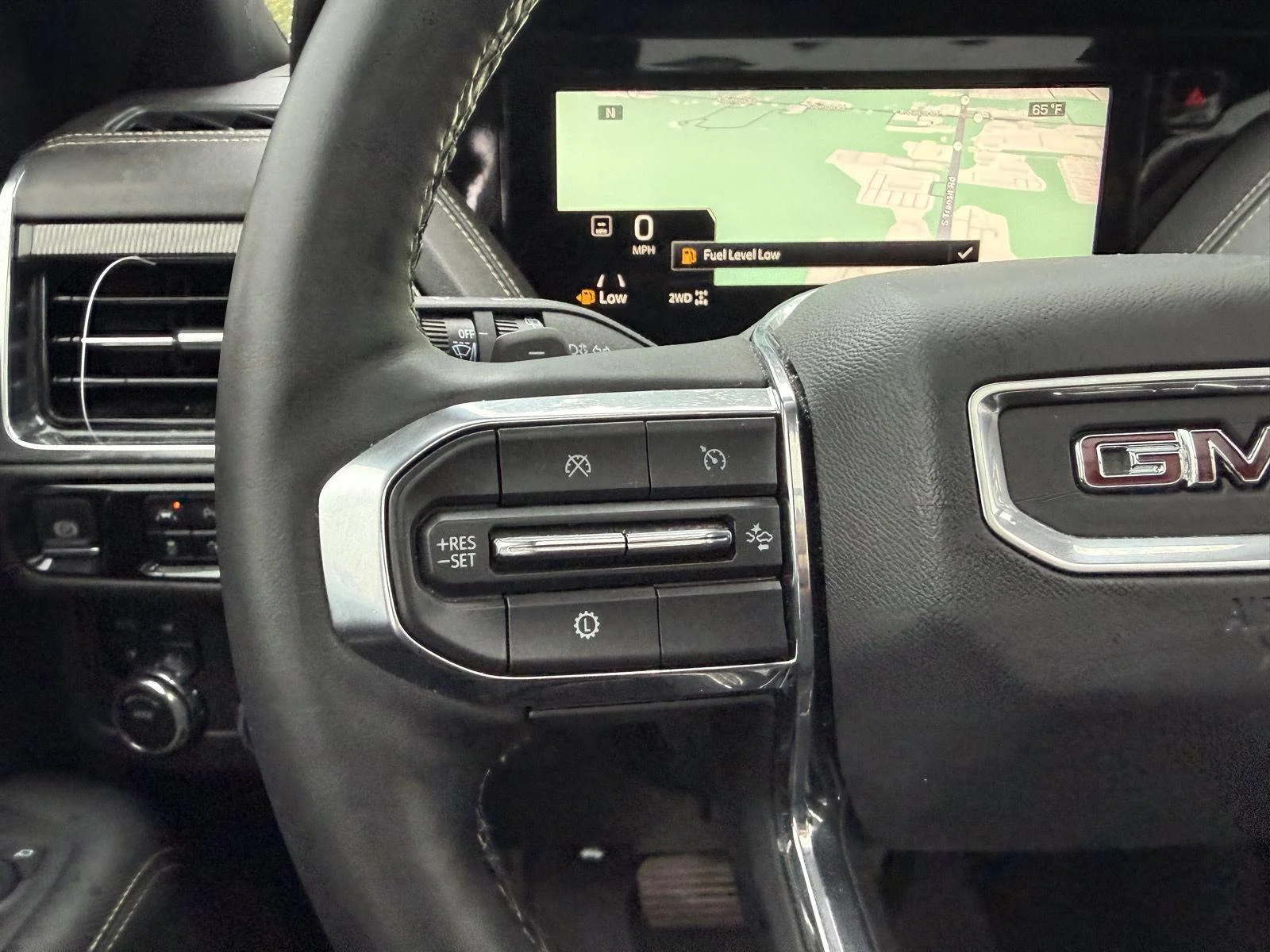 Used 2025 Onyx Black GMC Elevation image 18