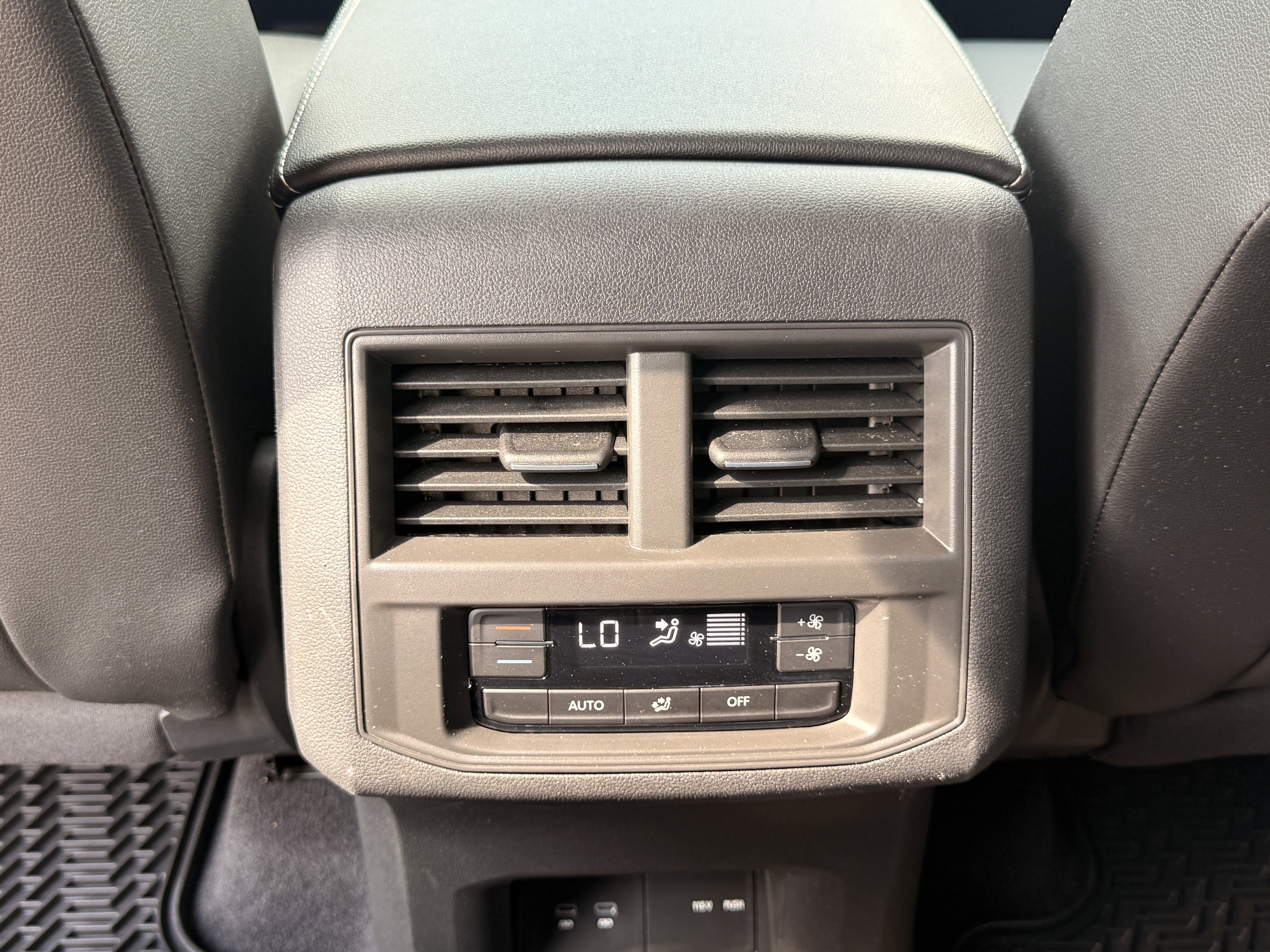Used 2023  Volkswagen 3.6L V6 SE w/Technology image 7