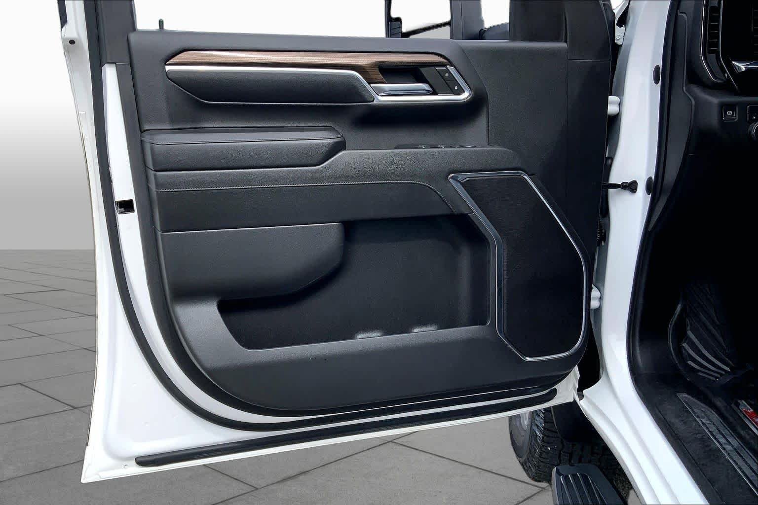 Used 2024 Summit White Chevrolet LT image 21