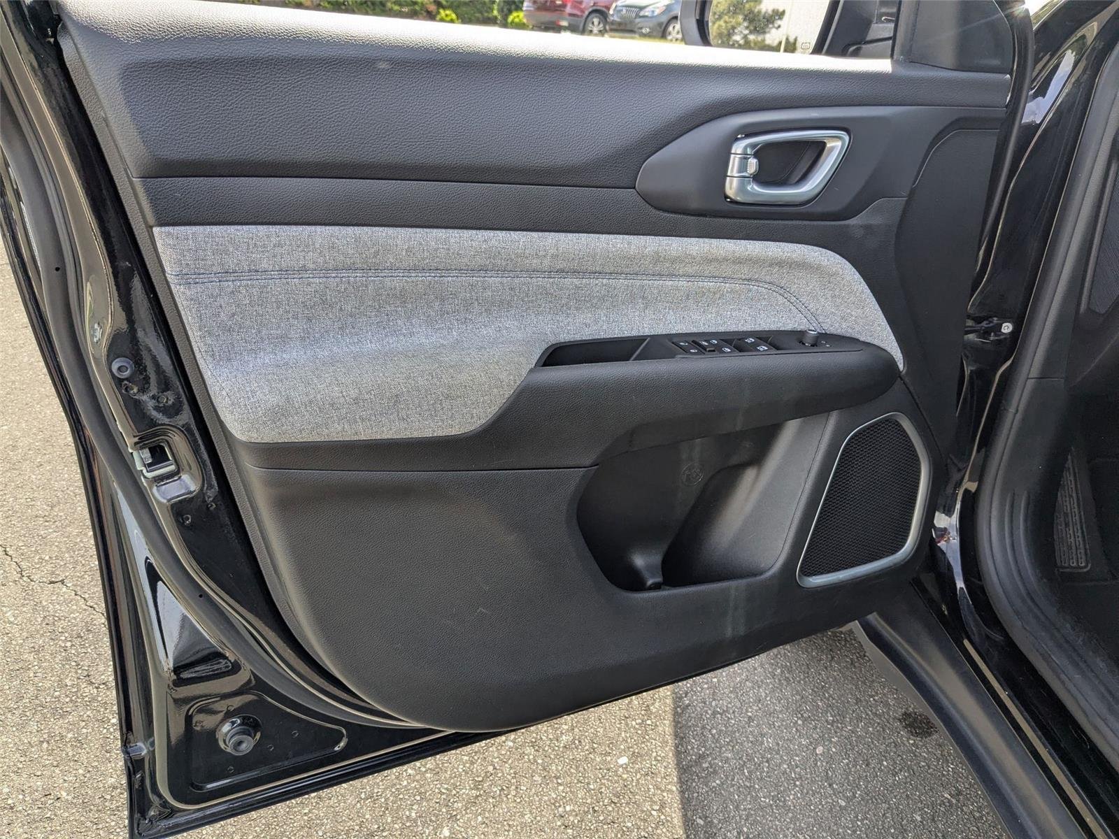 Used 2024 Diamond Black Crystal Pearlcoat Jeep Latitude image 12