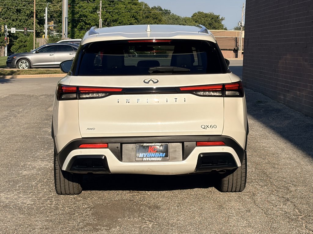 Used 2024 Majestic White INFINITI LUXE image 4