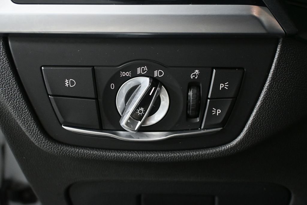 Used 2019 Silver BMW sDrive30i image 9