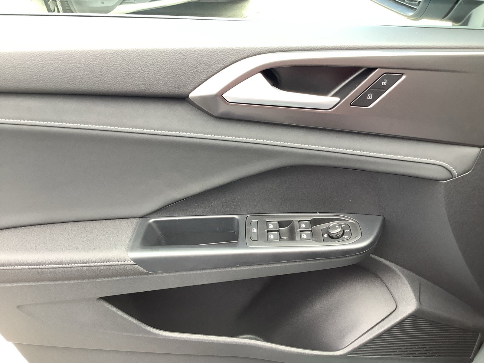 New 2026 Monument Gray w/Deep Black Roof Volkswagen SE Black image 27