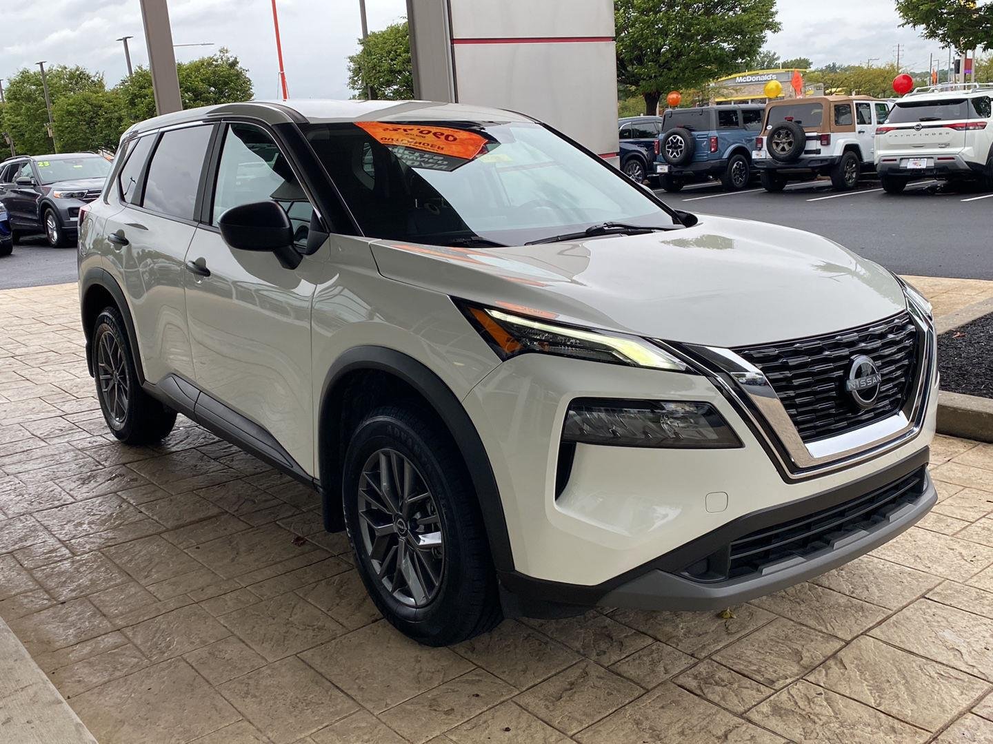 Certified Used 2023 Glacier White Nissan S image 3