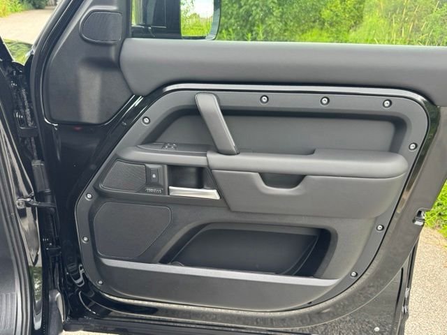 New 2026 Santorini Black Land Rover X-Dynamic SE image 18