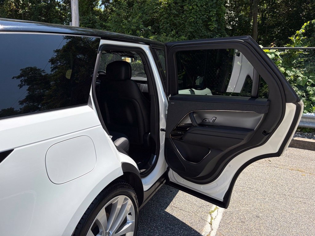 Used 2023 White Land Rover SE image 18